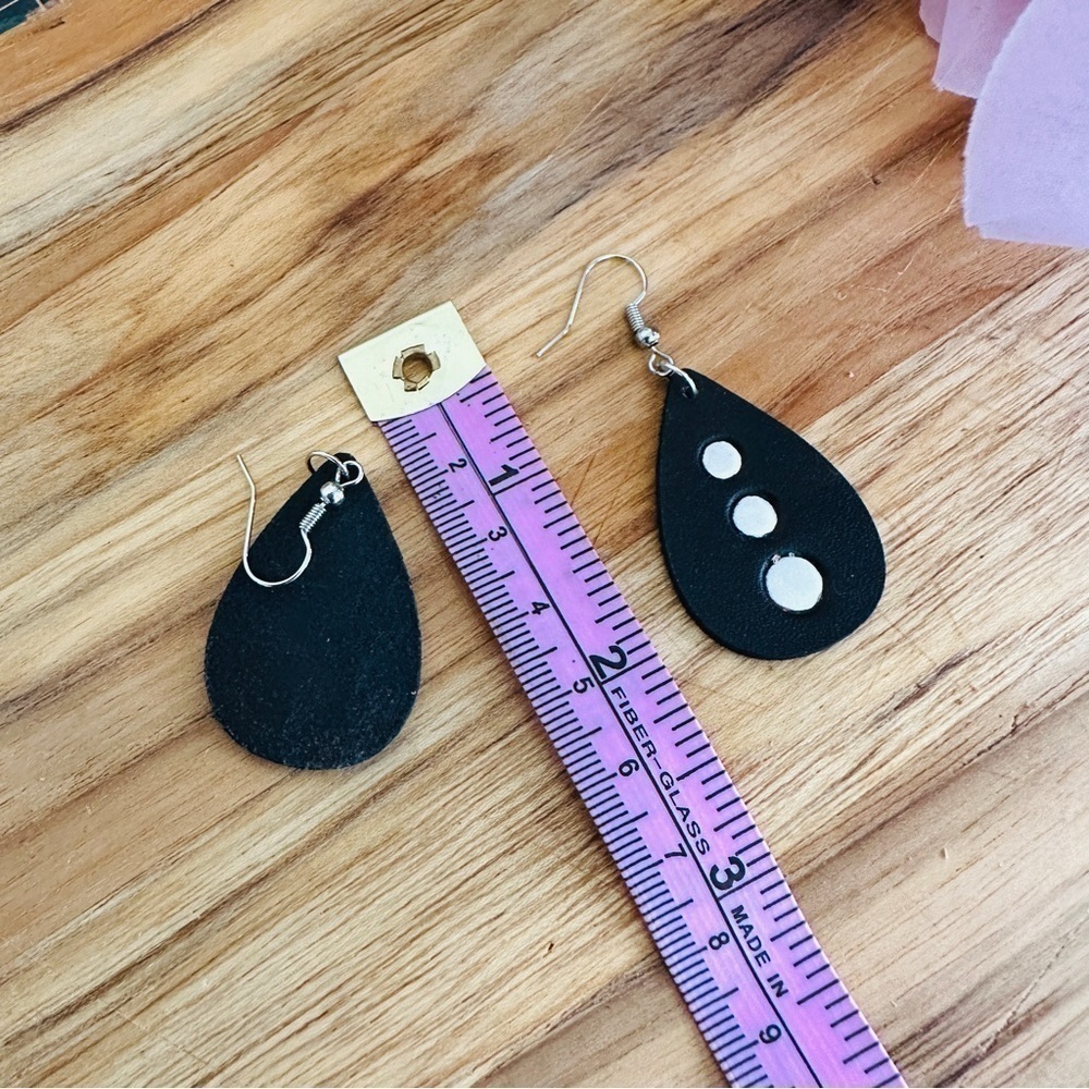 Boho Hand Crafted Style Hand Tooled Teardrop Leather Earrings Black & White - Picture 4 of 4